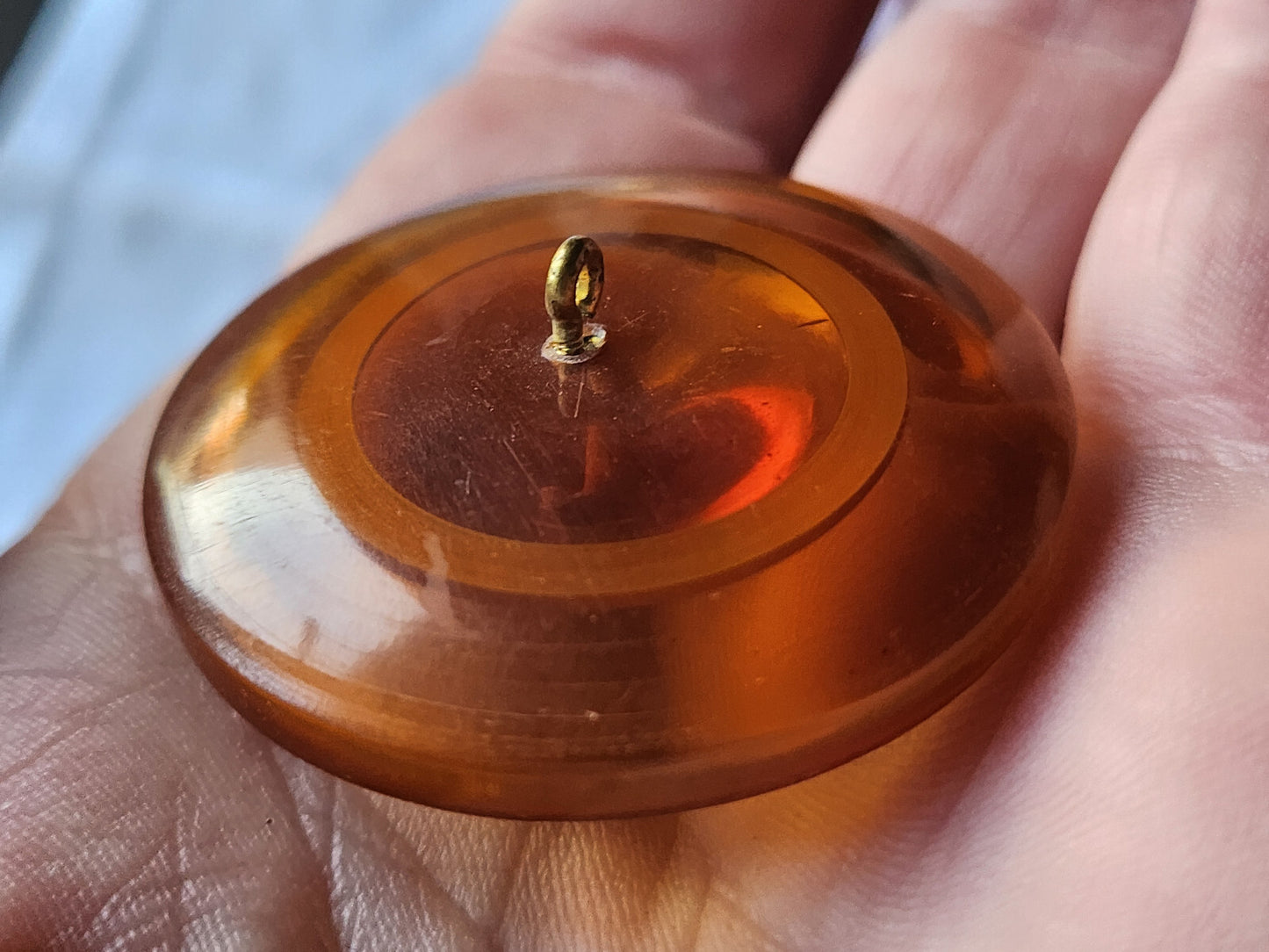 Gros bouton vintage orangé  transparent pied laiton 4 cm ou 40 mm ref 5895