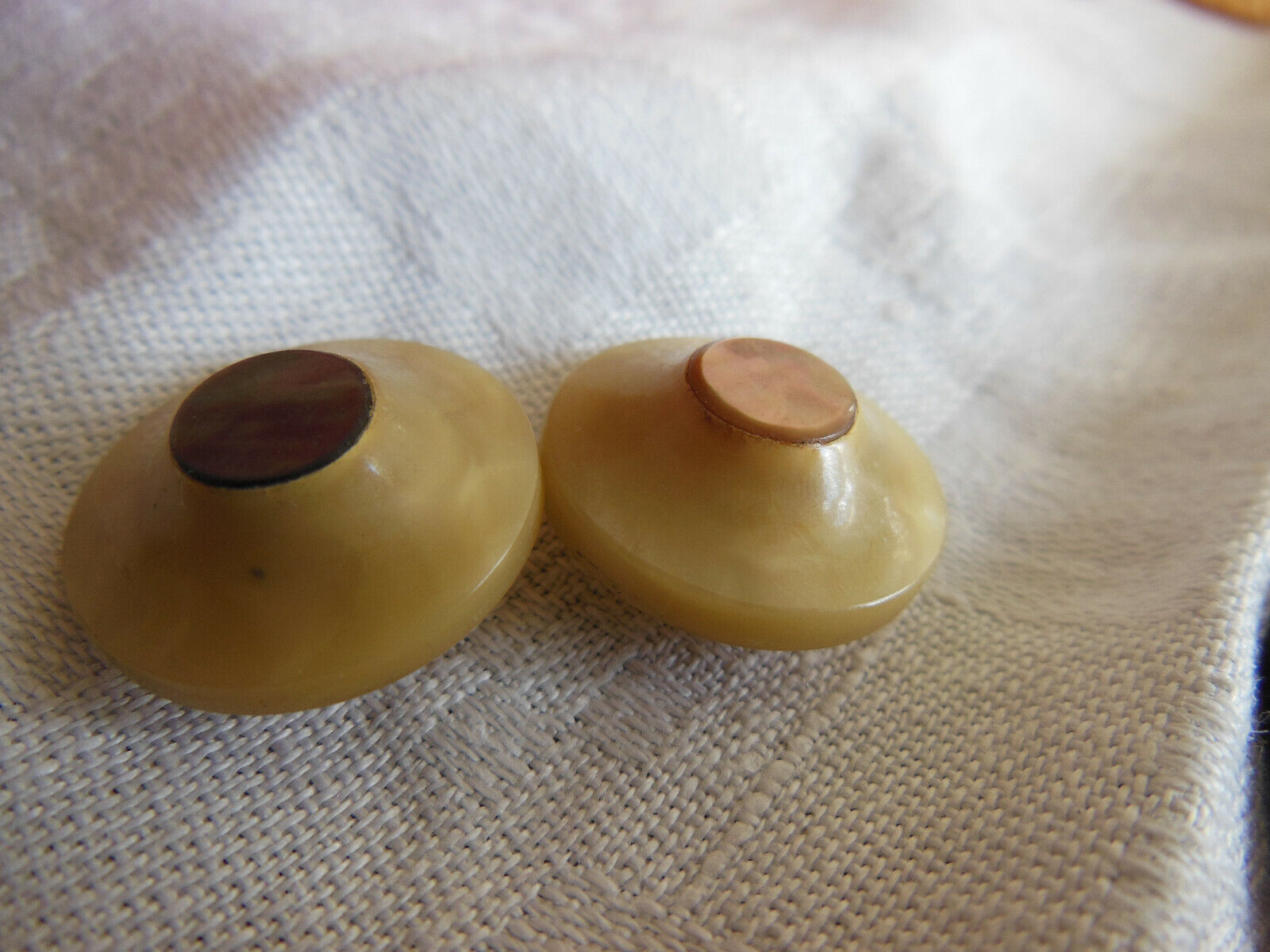Collection duo boutons dessus en nacre pied  métal diamètre 1,8 cm D14M