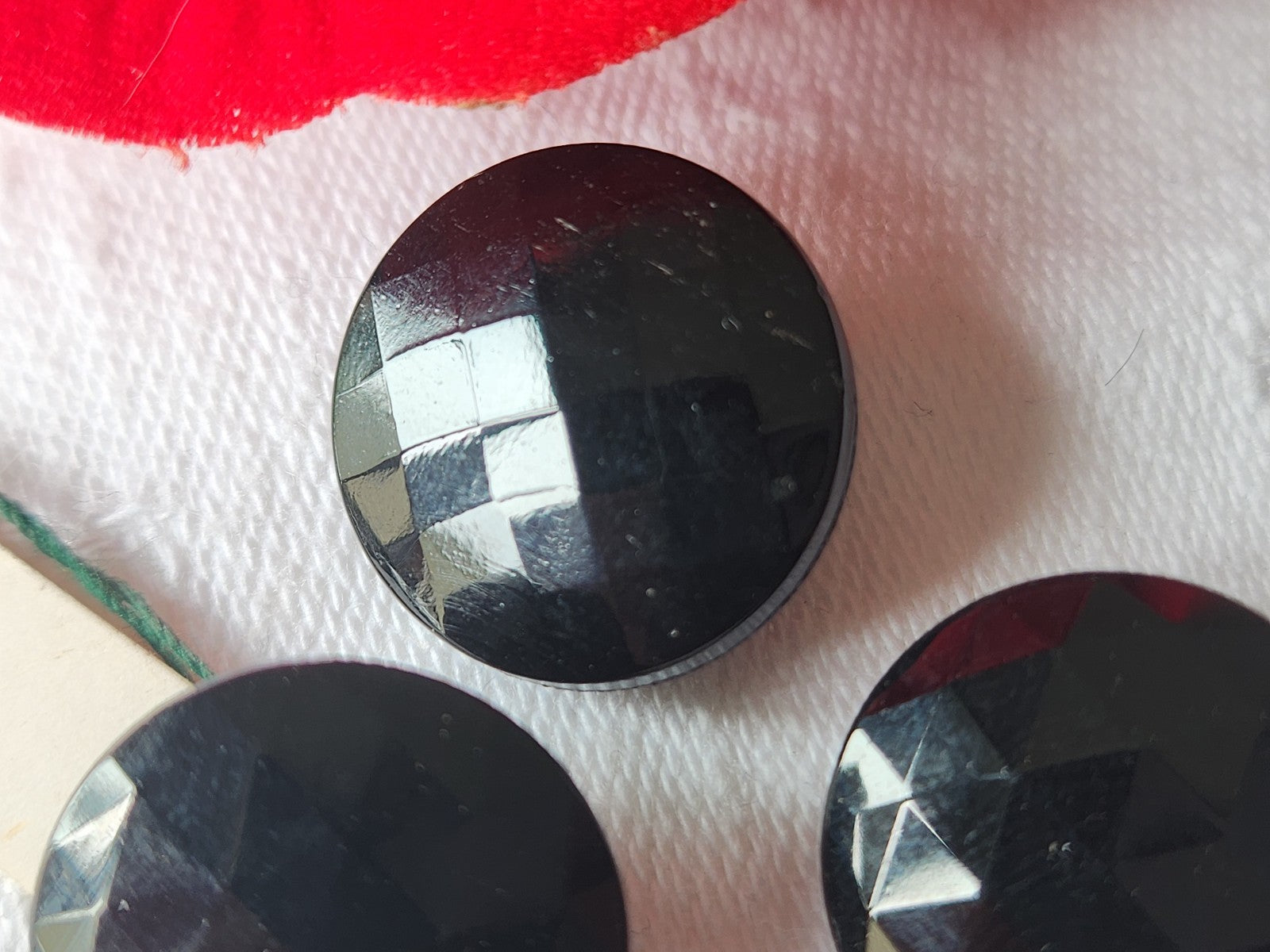 Trio boutons anciens en verre noir facette pied vintage 1,8 cm G12C