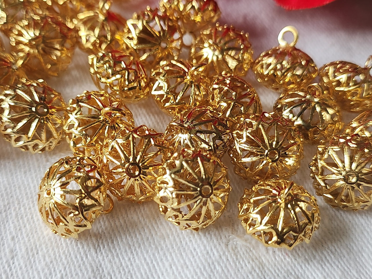 Lot 12 boutons vintage en metal dentelle hyper leger grelot 1,3 cm ref 1998