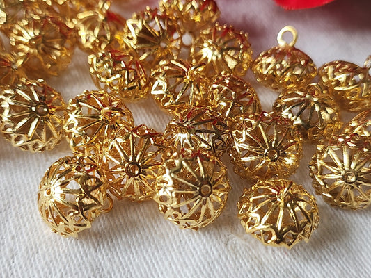 Lot 12 boutons vintage en metal dentelle hyper leger grelot 1,3 cm ref 1998