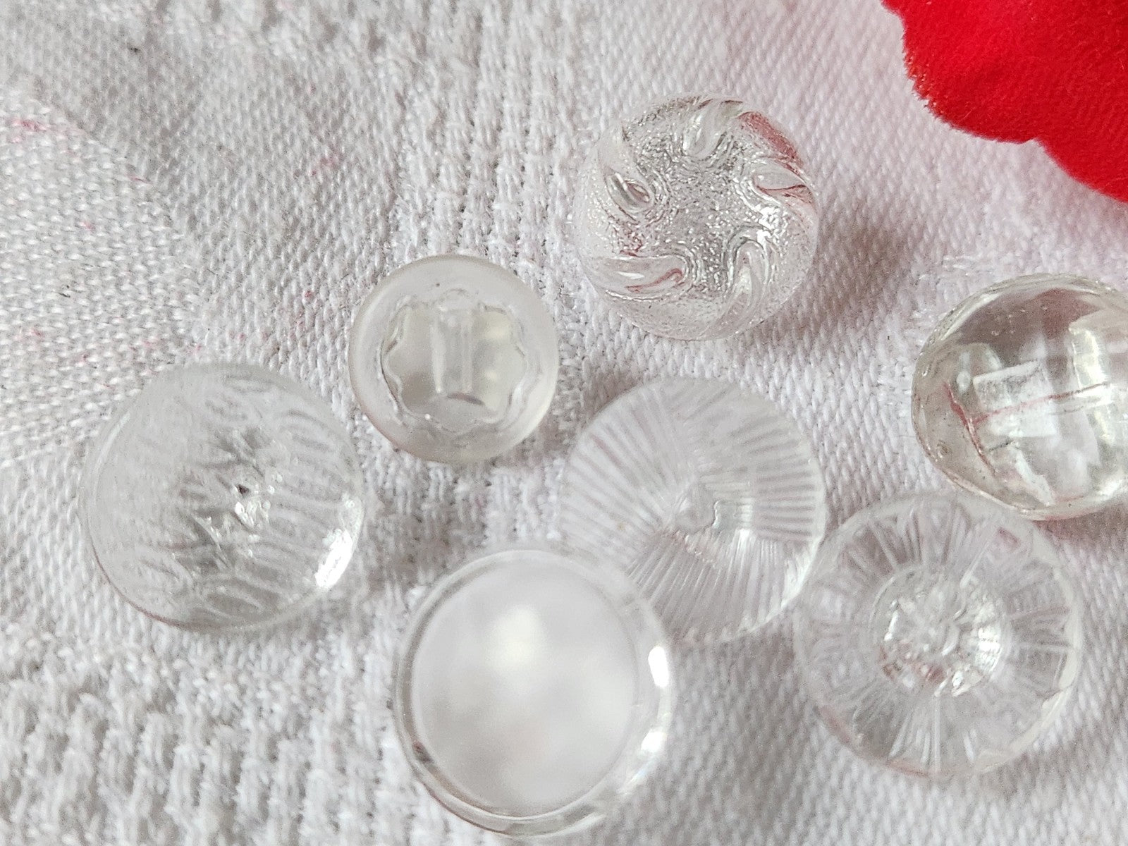 Lot 10 boutons anciens en verre transparent   panaché 1,1 à 1,3 cm ref 2386