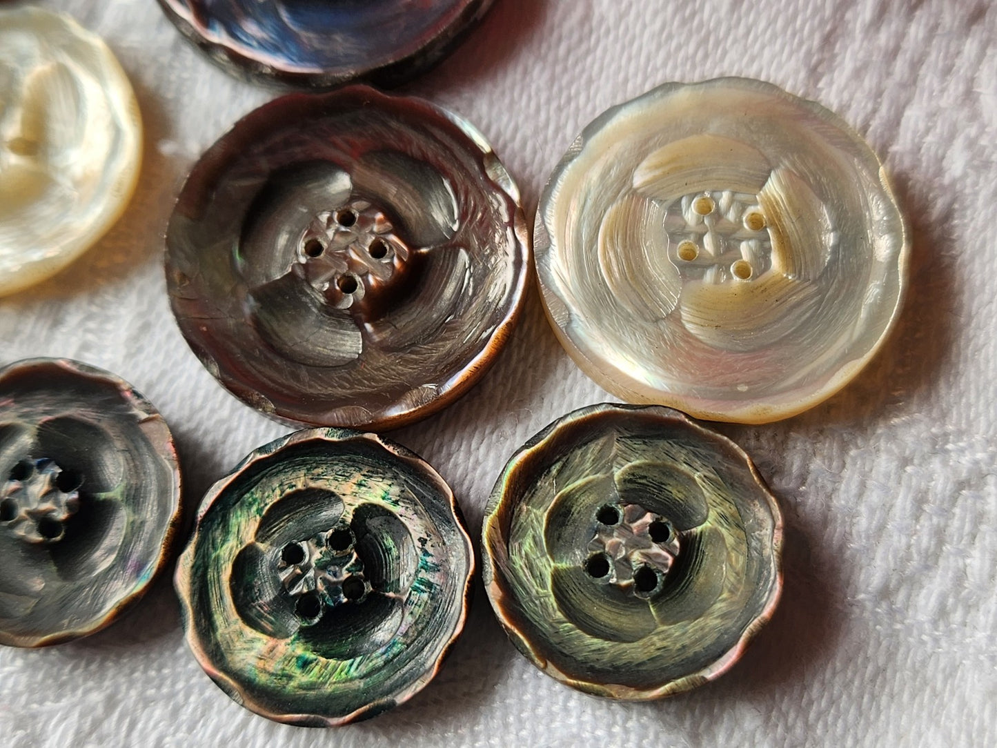 Collection lot 10 boutons ancien en nacre ciselé 1,5 à 2,2 cm ref 3552