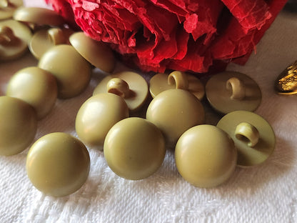 Lot 19 boutons vert  fond d'atelier  pied 1,2 cm  mat  ref 919