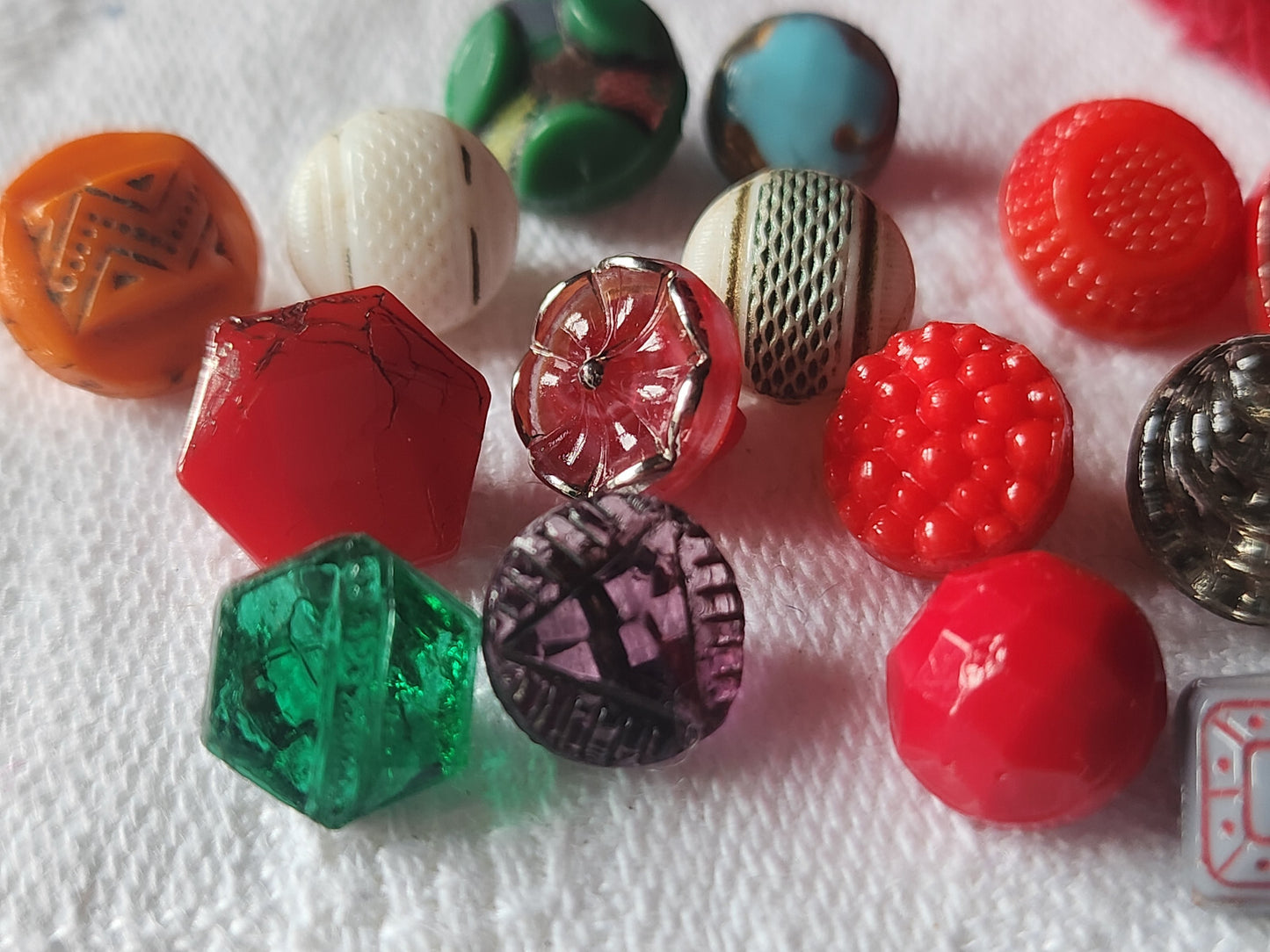 Lot 16 mini boutons anciens en verre  collection 0,7 à 1 cm ref 4847