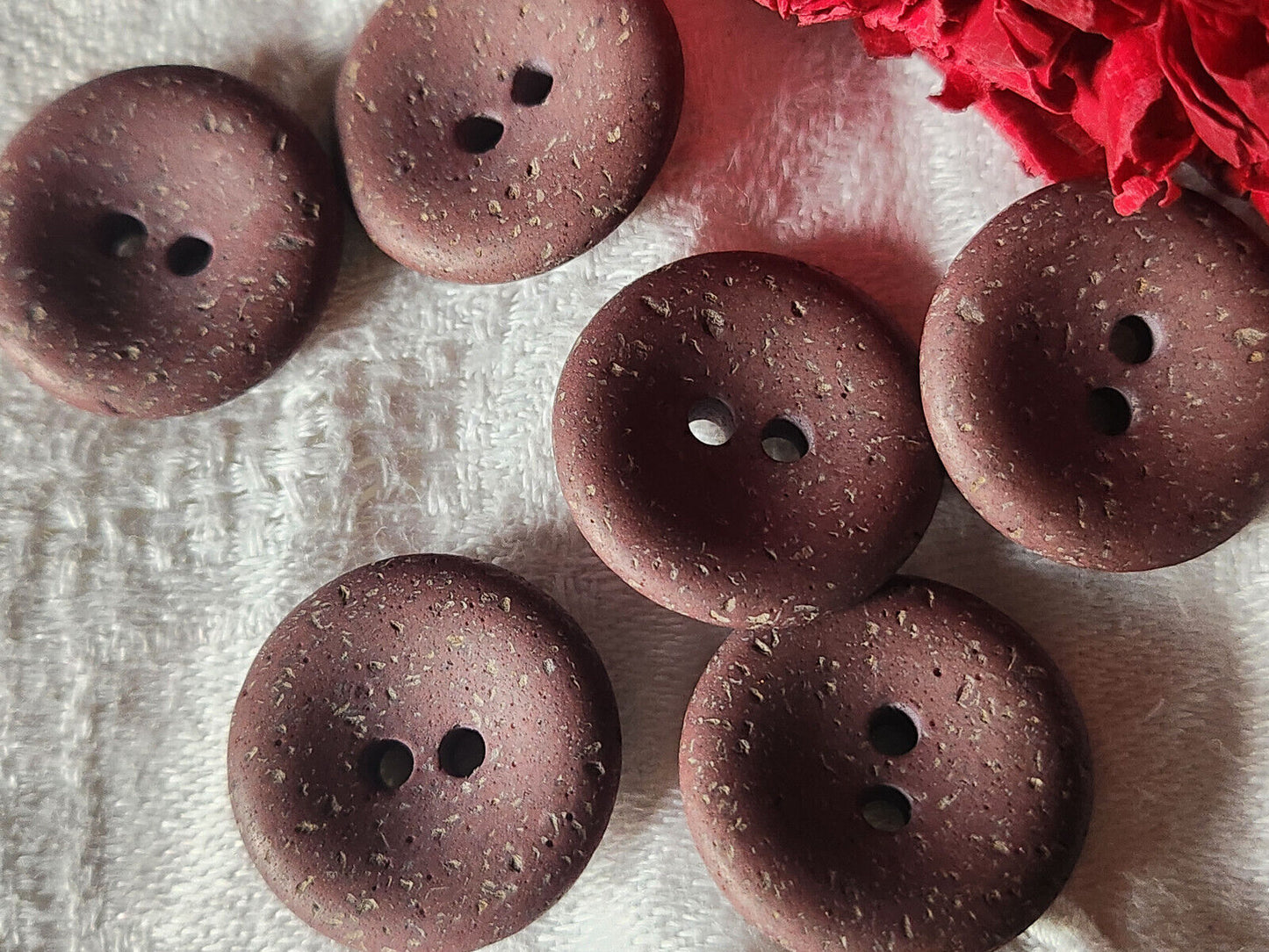 Lot 6 boutons vintage violet mat effet  poreux 2,3 cm trous ref 5671