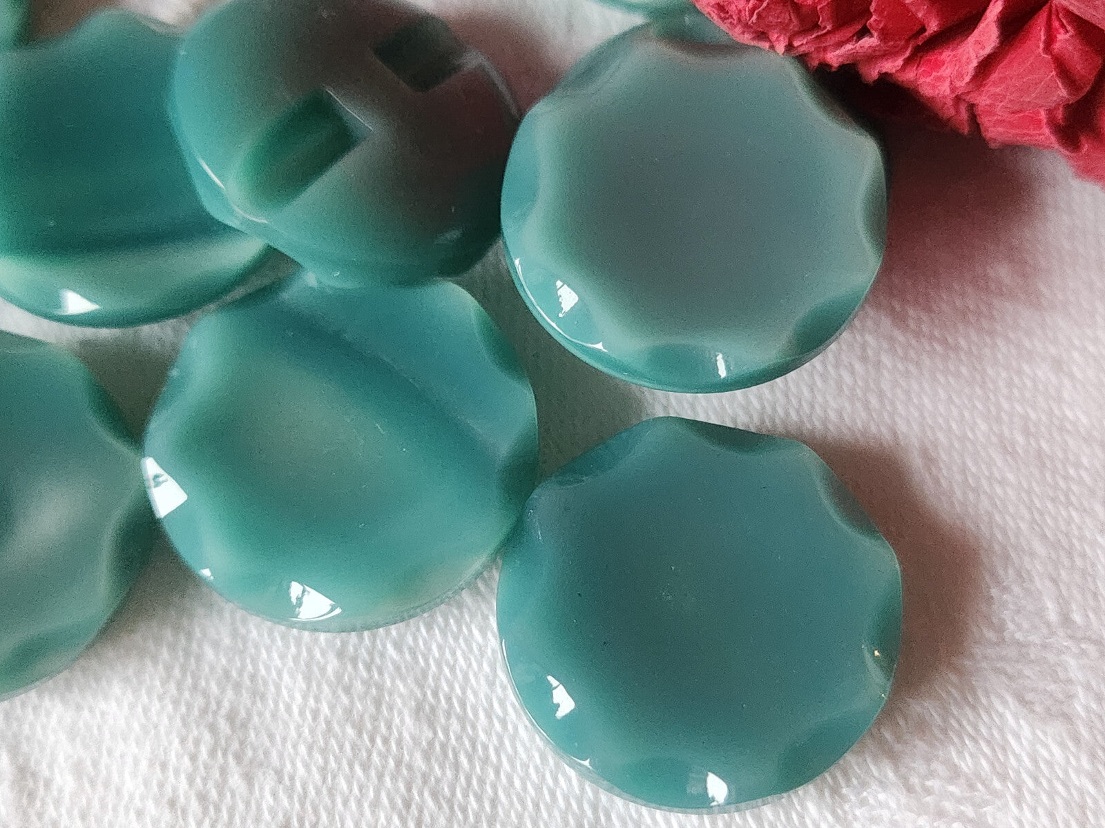 Lot 6 boutons vintage bleu pourtour travaillé pied plat 2,2 cm ref 6056