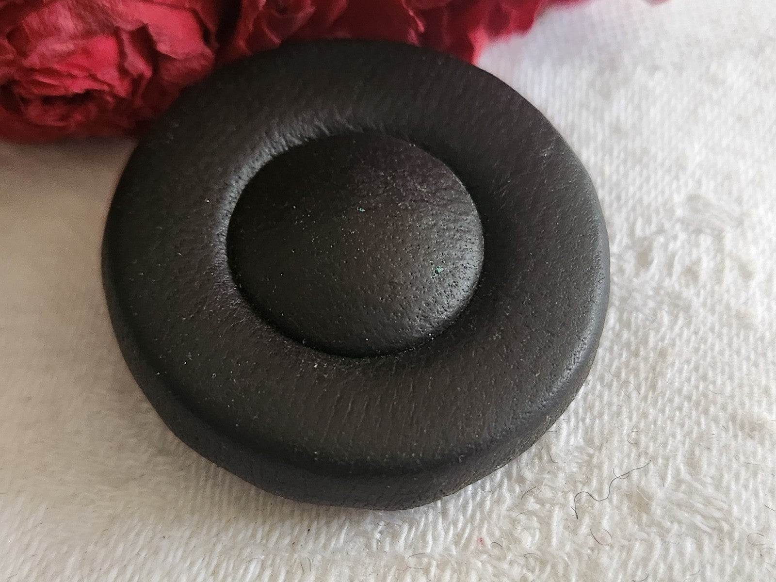 Ancien gros bouton en cuir marron  collection pied 3,1  cm G8R