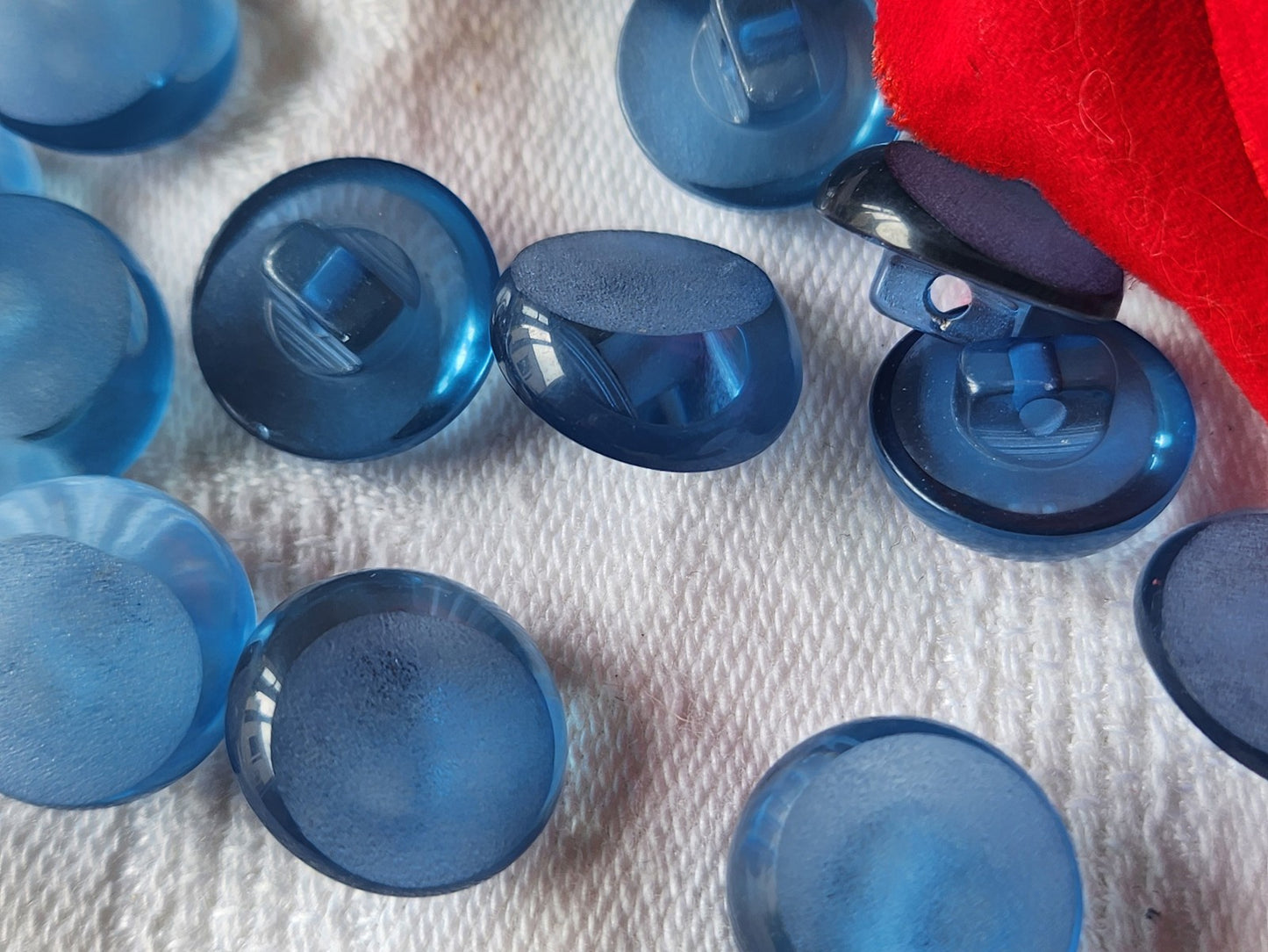 Lot 13 petits  boutons vintage bleu lisse granité pied  1,4 cm ref 3553