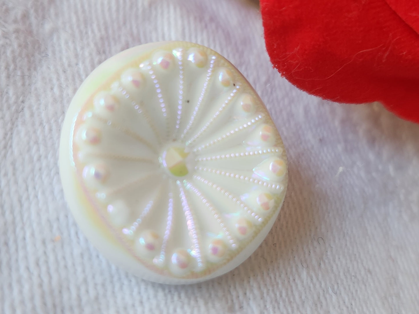 Bouton vintage en verre blanc mordoré irisé 2,2 cm D4E