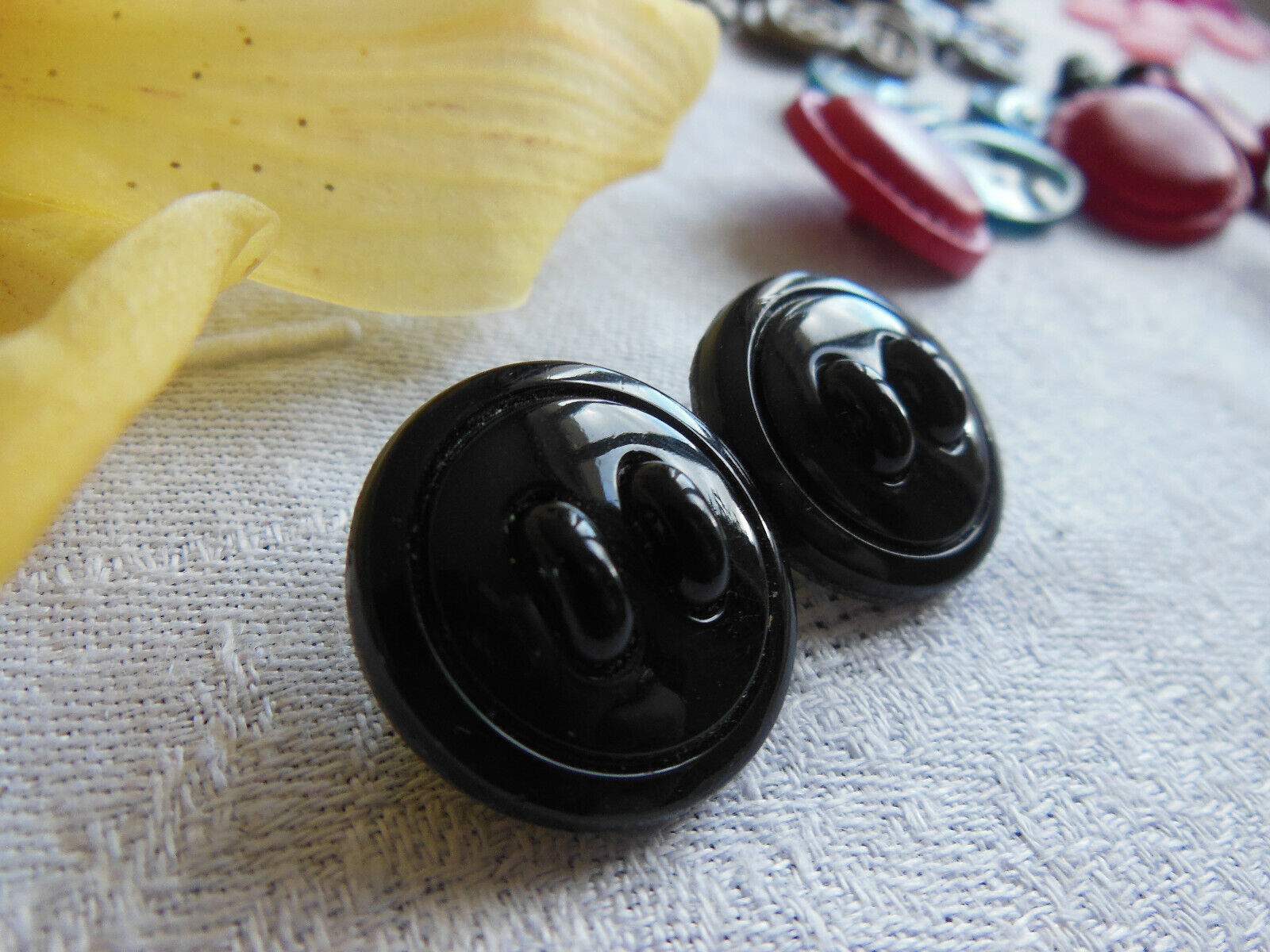 Duo boutons anciens en verre noir gros travaillé   à pied diamètre 2,2 cm D14Q