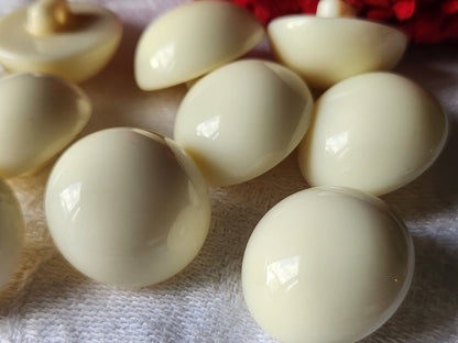 Lot 6  boutons vintage bombé lisse crème à pied  2 cm ref 5400