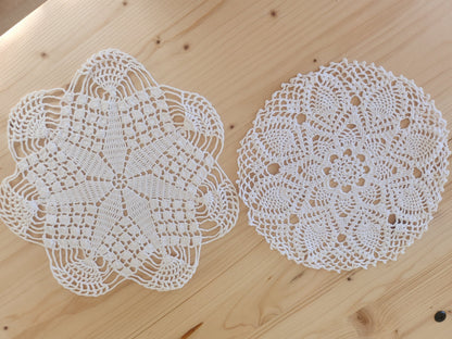 Lot  2 napperons anciens main  25 et 23 cm B7