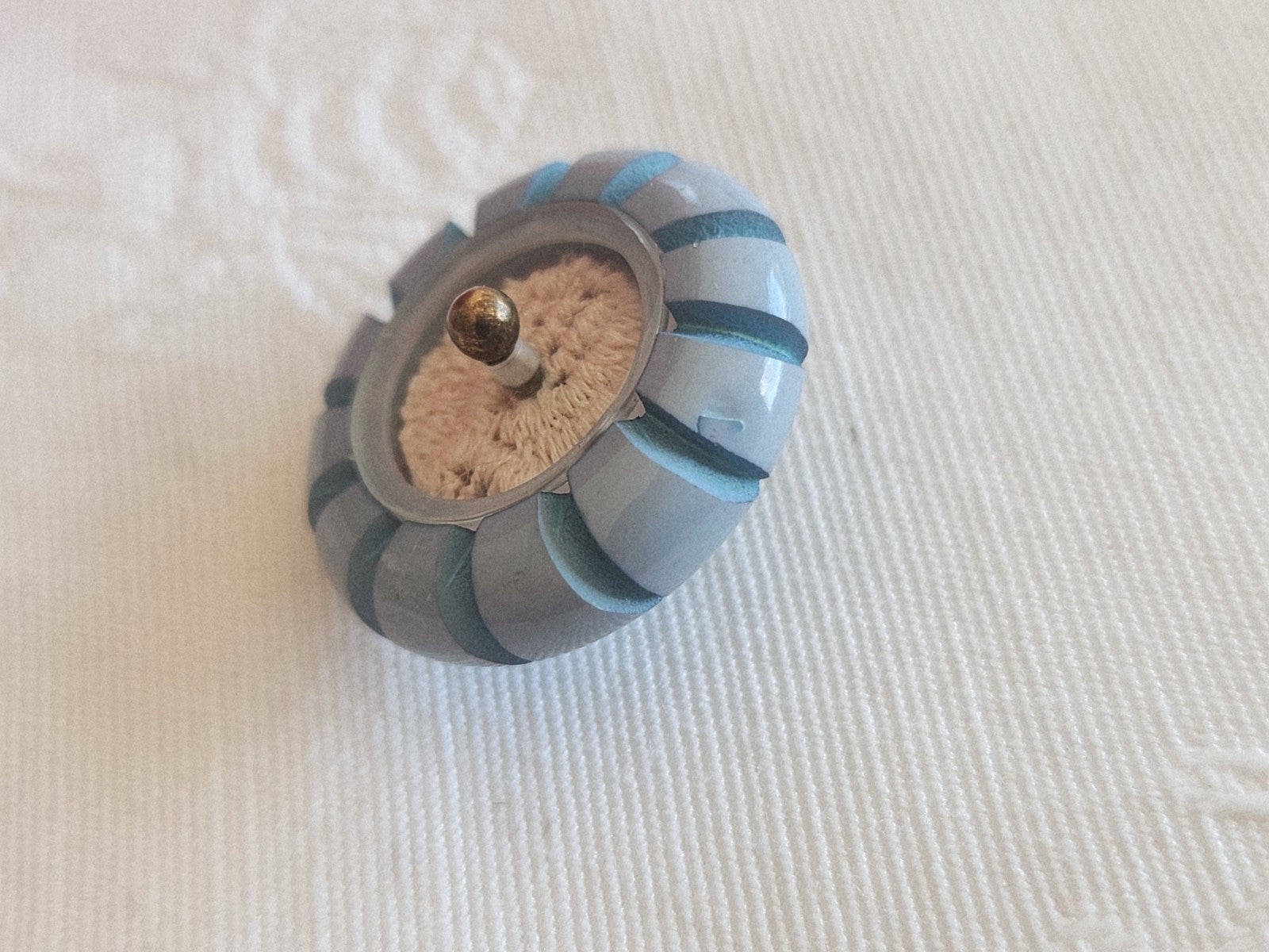 Bouton ancien collection bleu tendre dentelle emprisonnée 2,1 cm 21 mm G3S