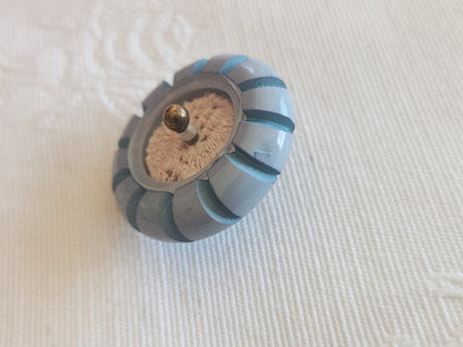 Bouton ancien collection bleu tendre dentelle emprisonnée 2,1 cm 21 mm G3S