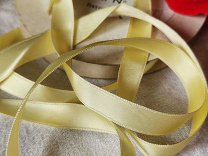 Ruban fin ancien rayonne jaune 5 mètres sur 1 cm soie artificielle A4 n°29