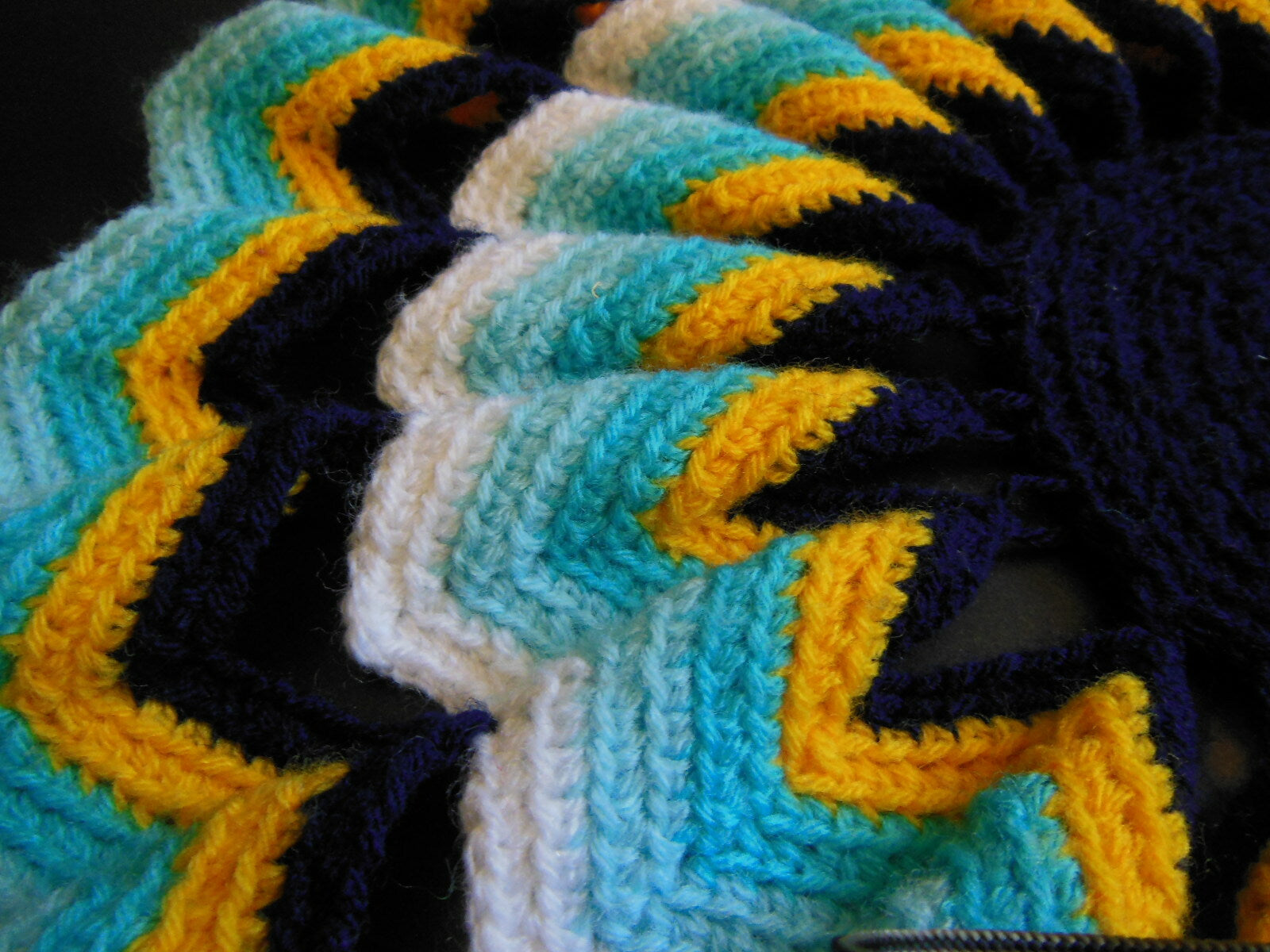 Pur vintage ancien napperon volumineux laine froufrou bleu jaune à terminer  B6