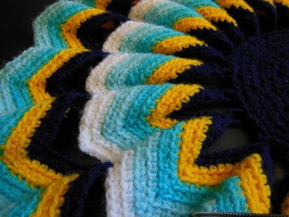 Pur vintage ancien napperon volumineux laine froufrou bleu jaune à terminer  B6