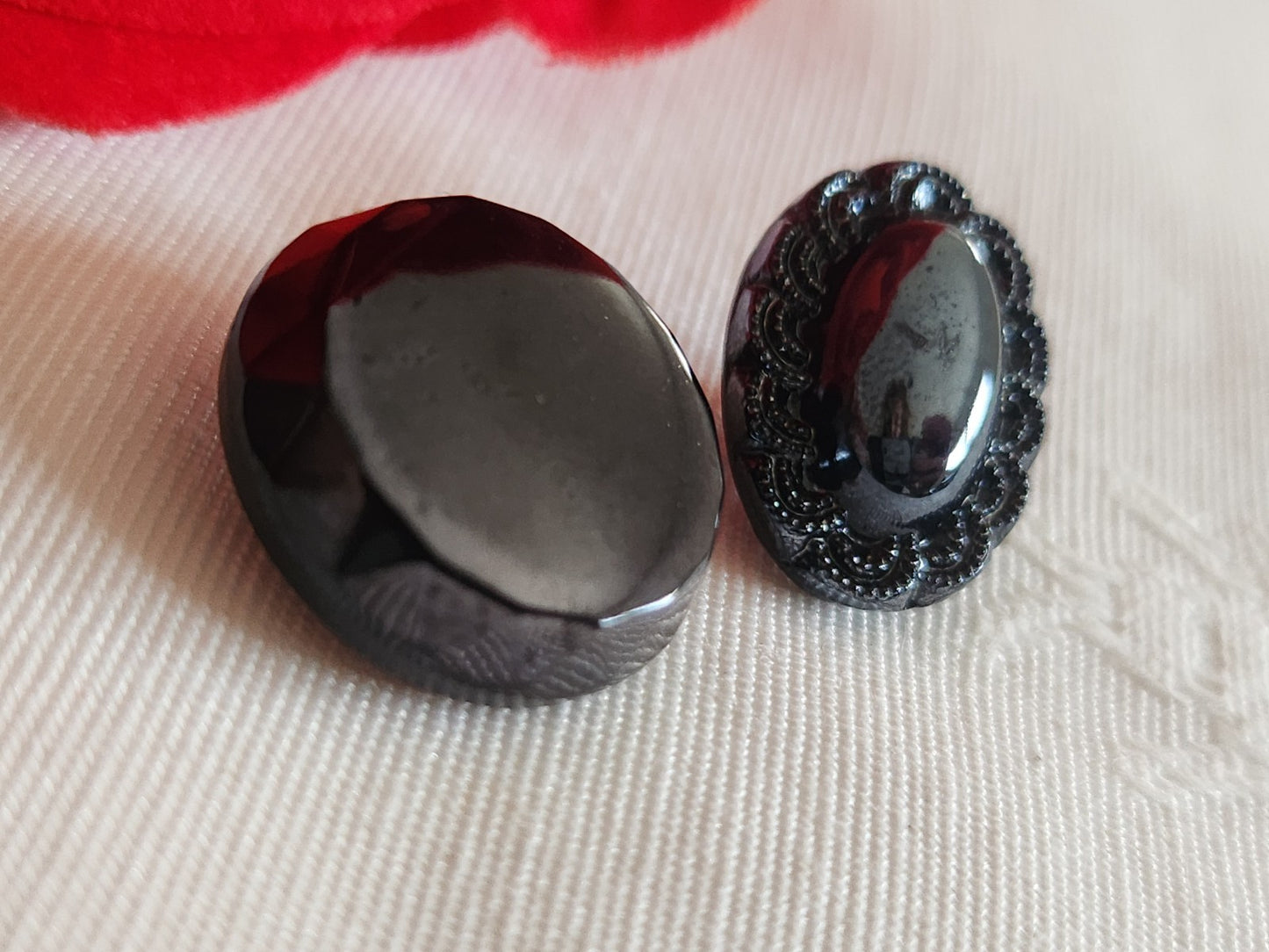 Duo  boutons anciens en verre gris anthracite 1,8 cm et 1,2 sur 1,8 cm G12D