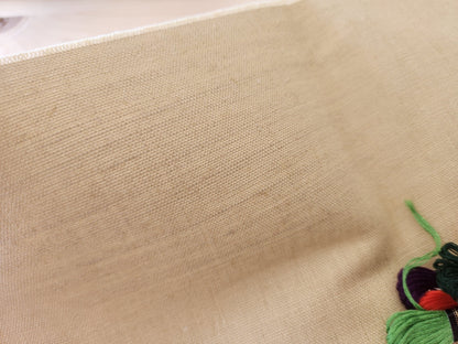 Coupon de toile avec 5 échevettes ouvrage de dame pour broderie B7
