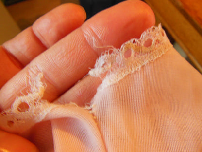 Fond de robe ancien rose enfant comme maman  à nettoyer B1