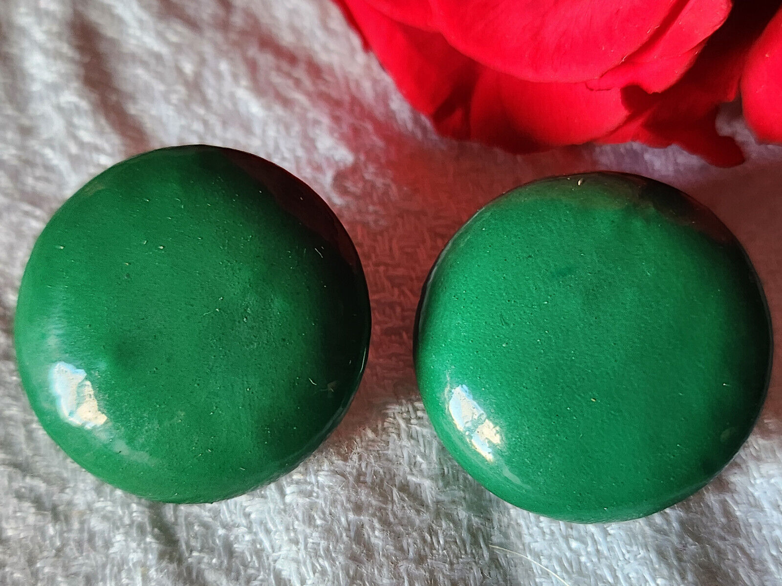 Collection duo boutons anciens en cuir verni vert lumineux pied 2,4 cm D12P