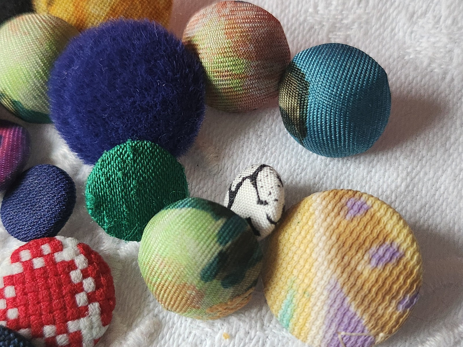 Lot 24 boutons anciens  tissu vintage panaché pied 1 à 2,6 cm ref 382