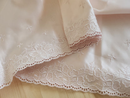 Coupon dentelle satiné rose festons des deux cotés 46 cm sur 90 cm B5