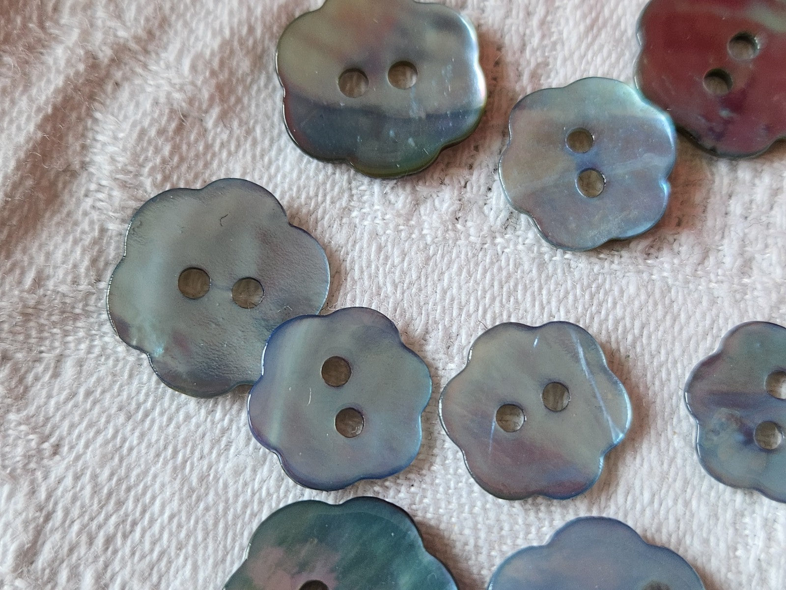 Lot 14 boutons vintage en nacre bleu panaché  fleur 1,2 à 1,7 cm ref 1226