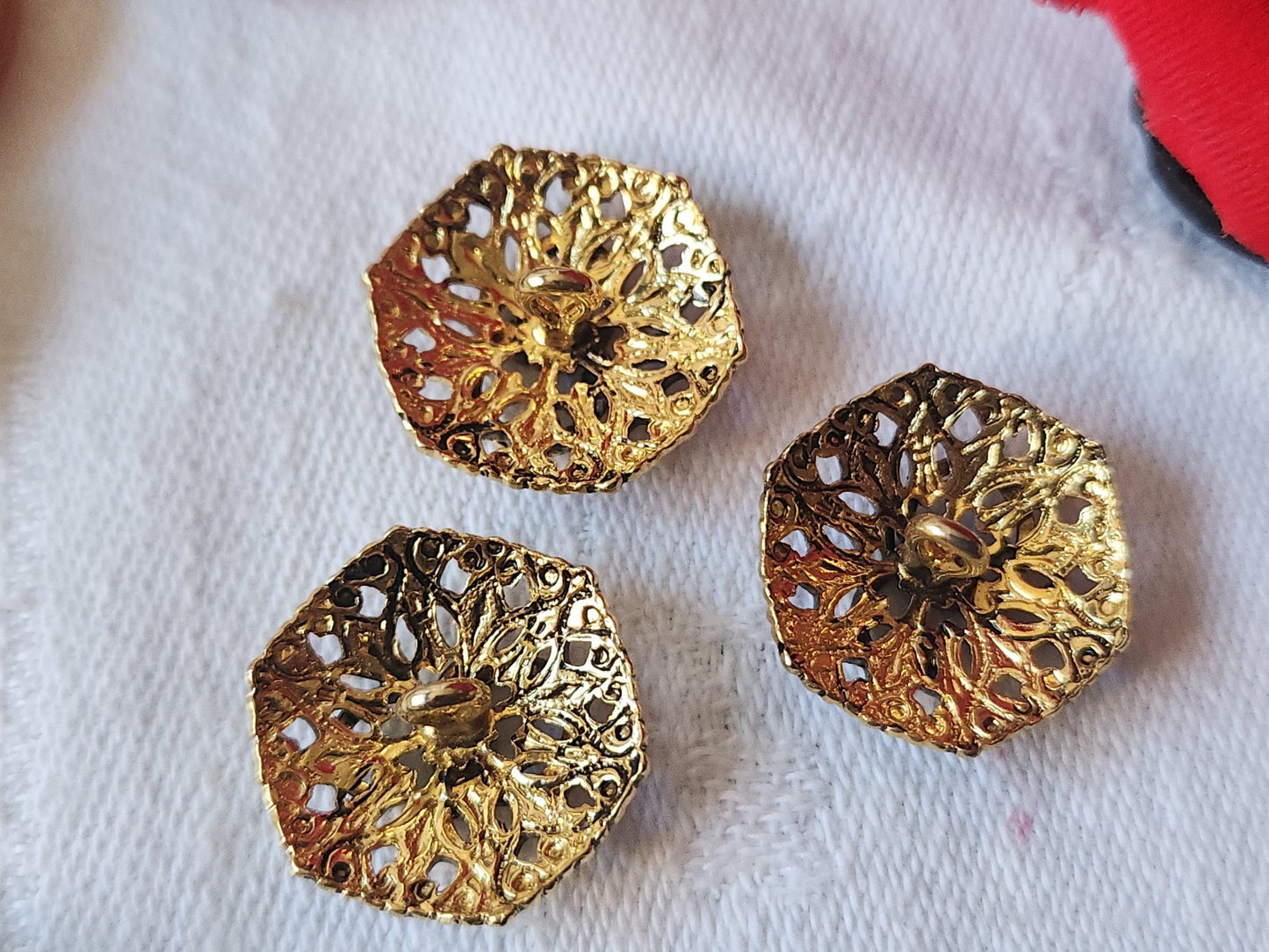 Trio  superbes boutons vintage collection en métal dentelle doré  1,7 cm D11A