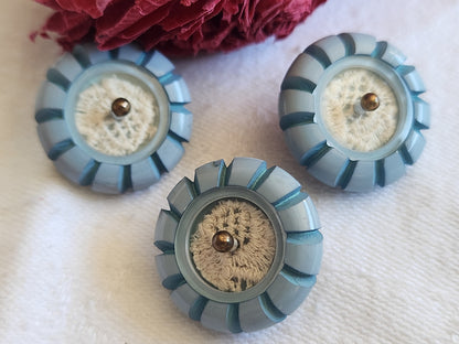 Bouton ancien collection bleu tendre dentelle emprisonnée 2,1 cm ref 727