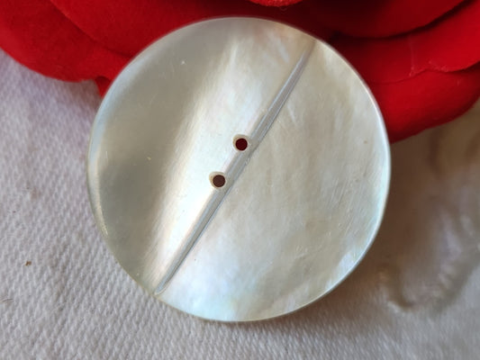 Gros bouton ancien en nacre blanc laiteux superbe 3,2 cm D8H