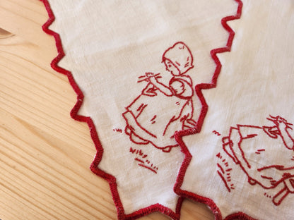 Deux napperons anciens "petite fille qui brode" rouge blanc  B8