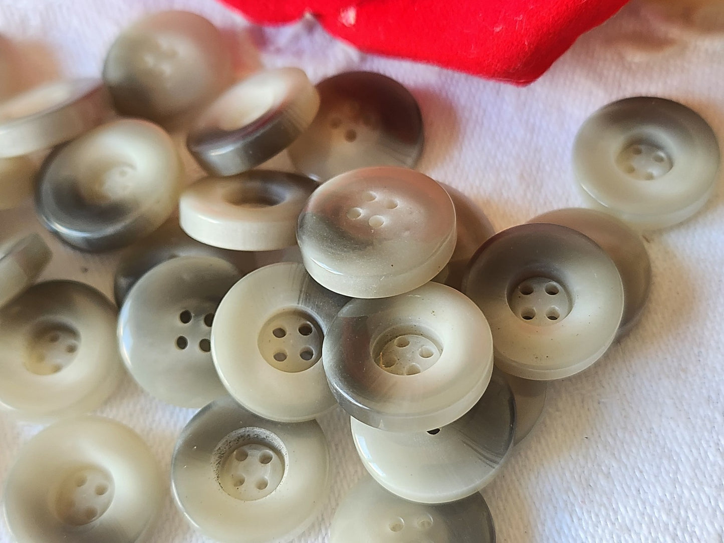 Lot 30 boutons vintage  gris chiné camaieu 1,5 cm trou ref 722
