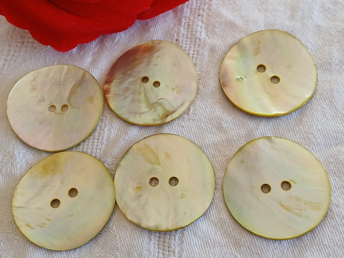 Lot 6 énormes boutons vintage en nacre jaune trous 3,4 cm ou 34 mm ref 6494