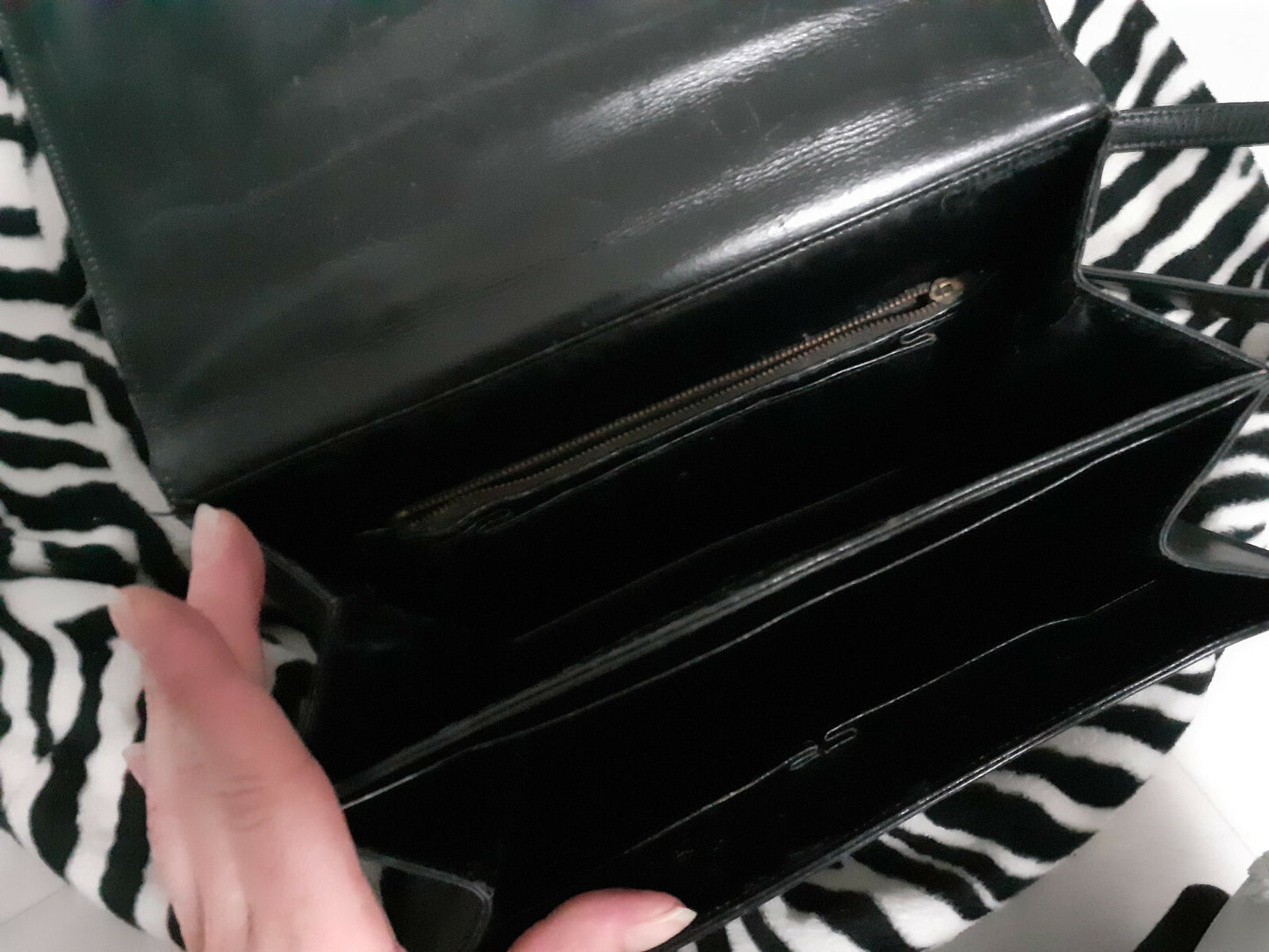 Ancien sac en main noir cuir forme classique