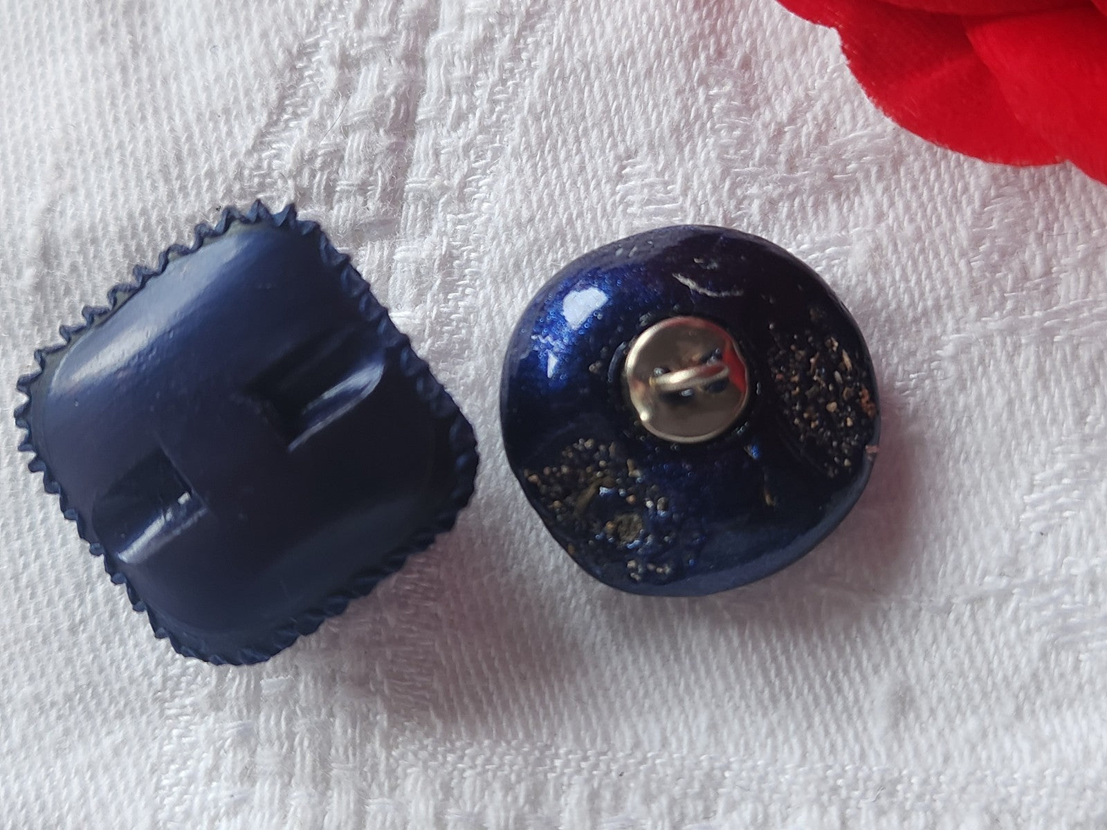 Duo boutons vintage en resine bleu 2,1 cm et 2,1 sur 2,2 cm D18F