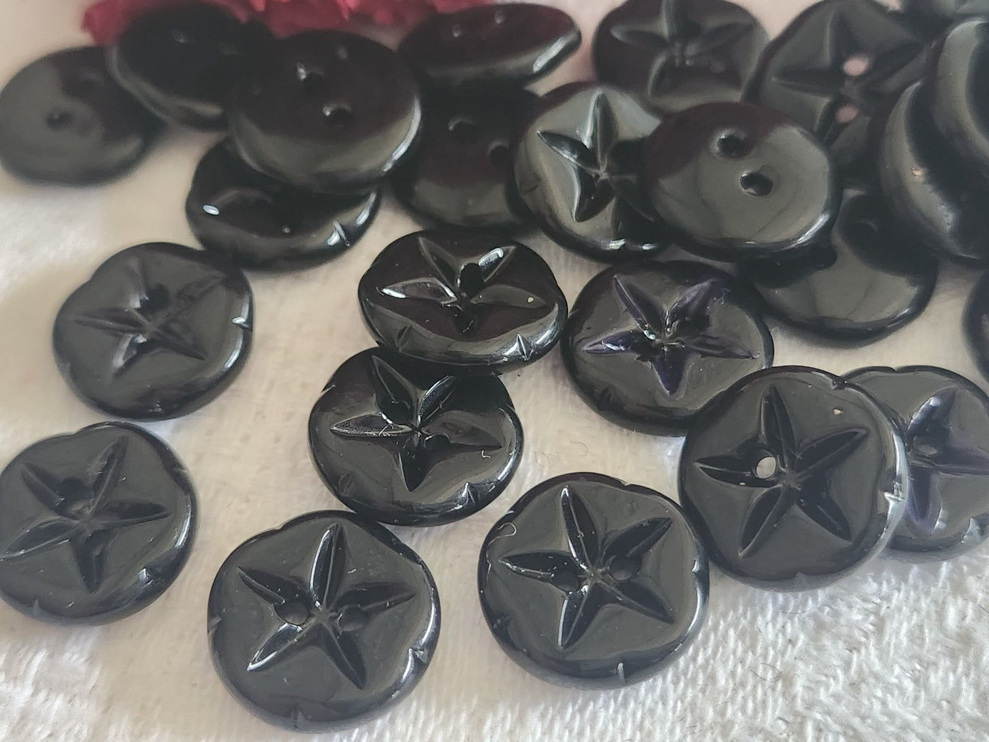 Lot 12 boutons anciens en verre noir etoile à trous diamètre 1,3 cm ref TA