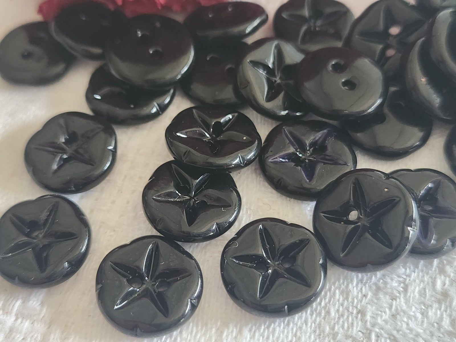 Lot 12 boutons anciens en verre noir etoile à trous diamètre 1,3 cm ref TA