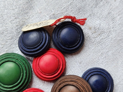 Lot 13 boutons vintage  mat à pied travaillé panaché  1,7 à  2,6 cm ref 3300