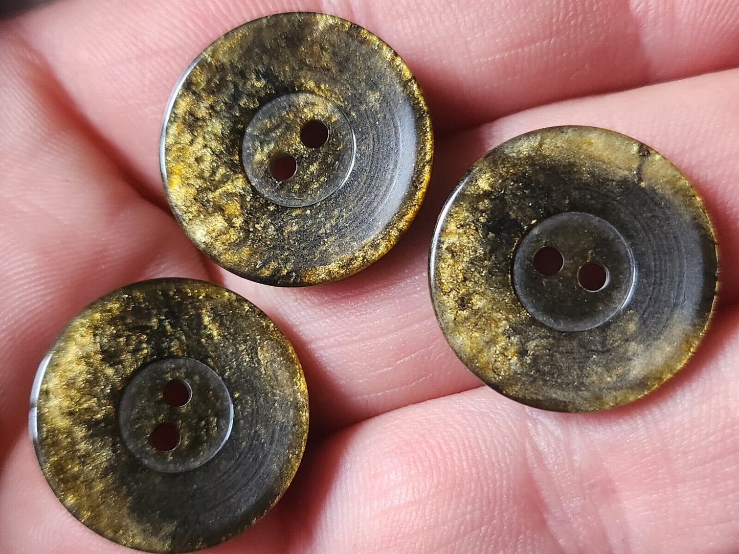 Lot 17 boutons vintage doré camaieu trous 2 cm ref 5390