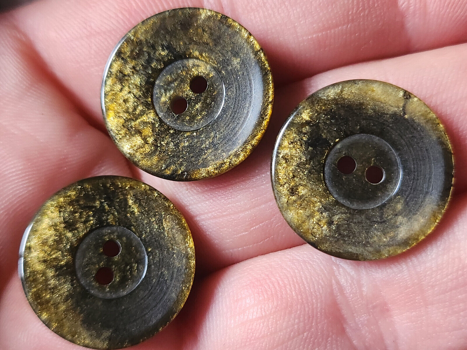 Lot 17 boutons vintage doré camaieu trous 2 cm ref 5390