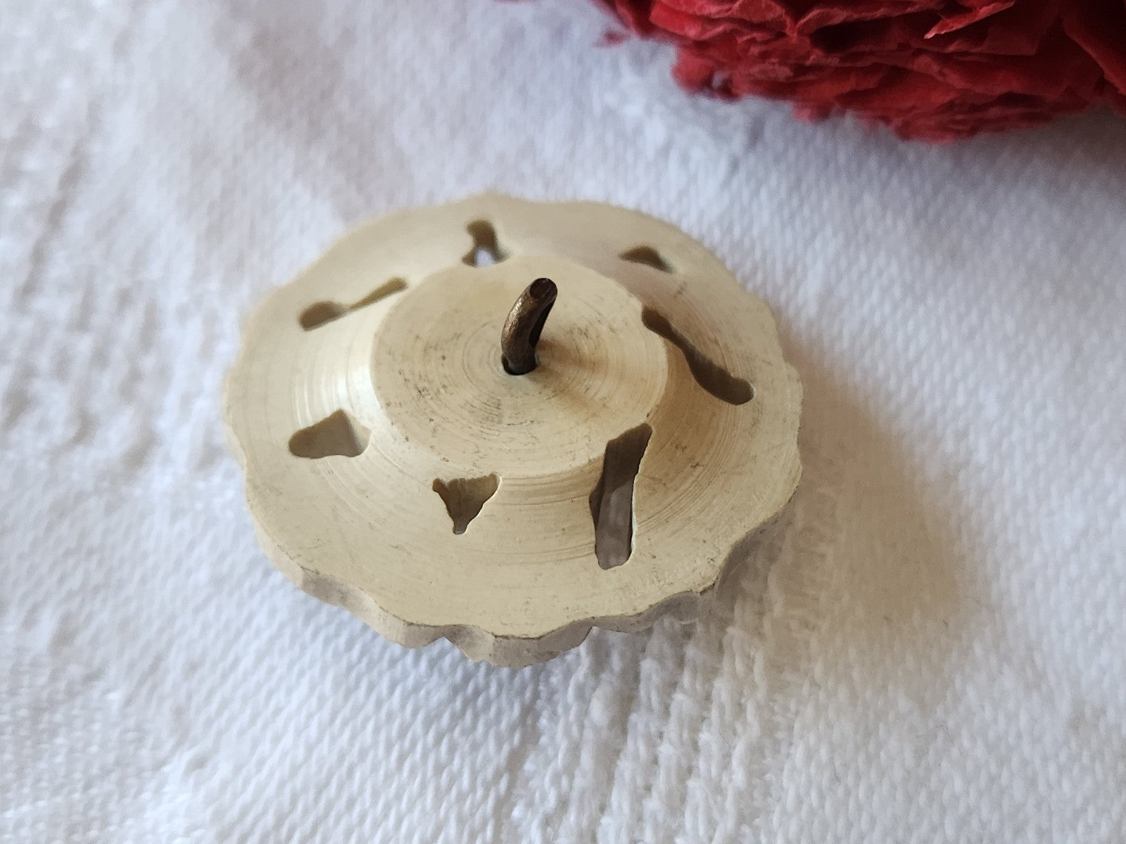 Gros bouton ancien collection créme  ajouré  original pied  2,6 cm G15H