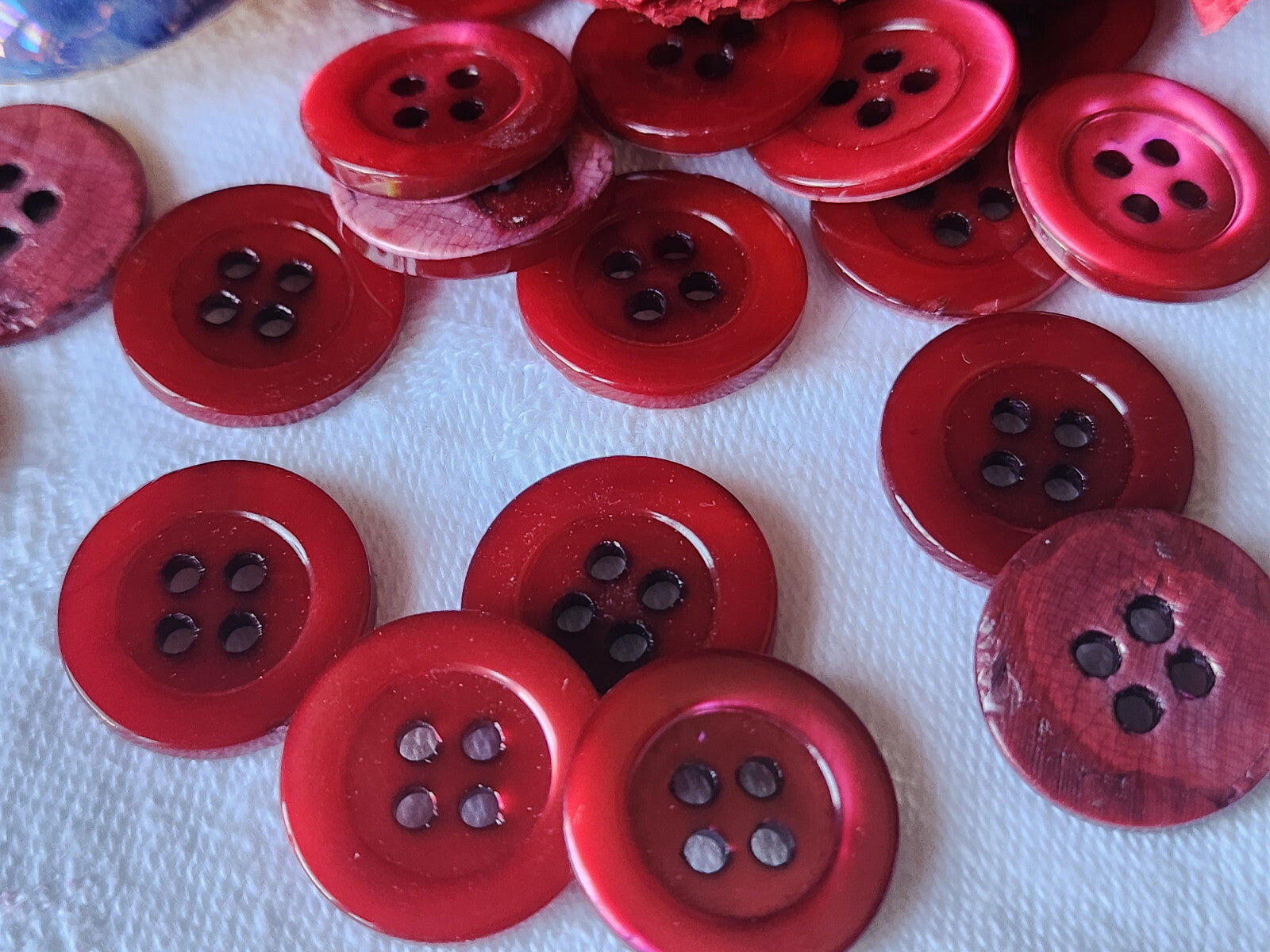 Lot 12  boutons vintage en nacre rouge 1,7 cm à trous  ref 417