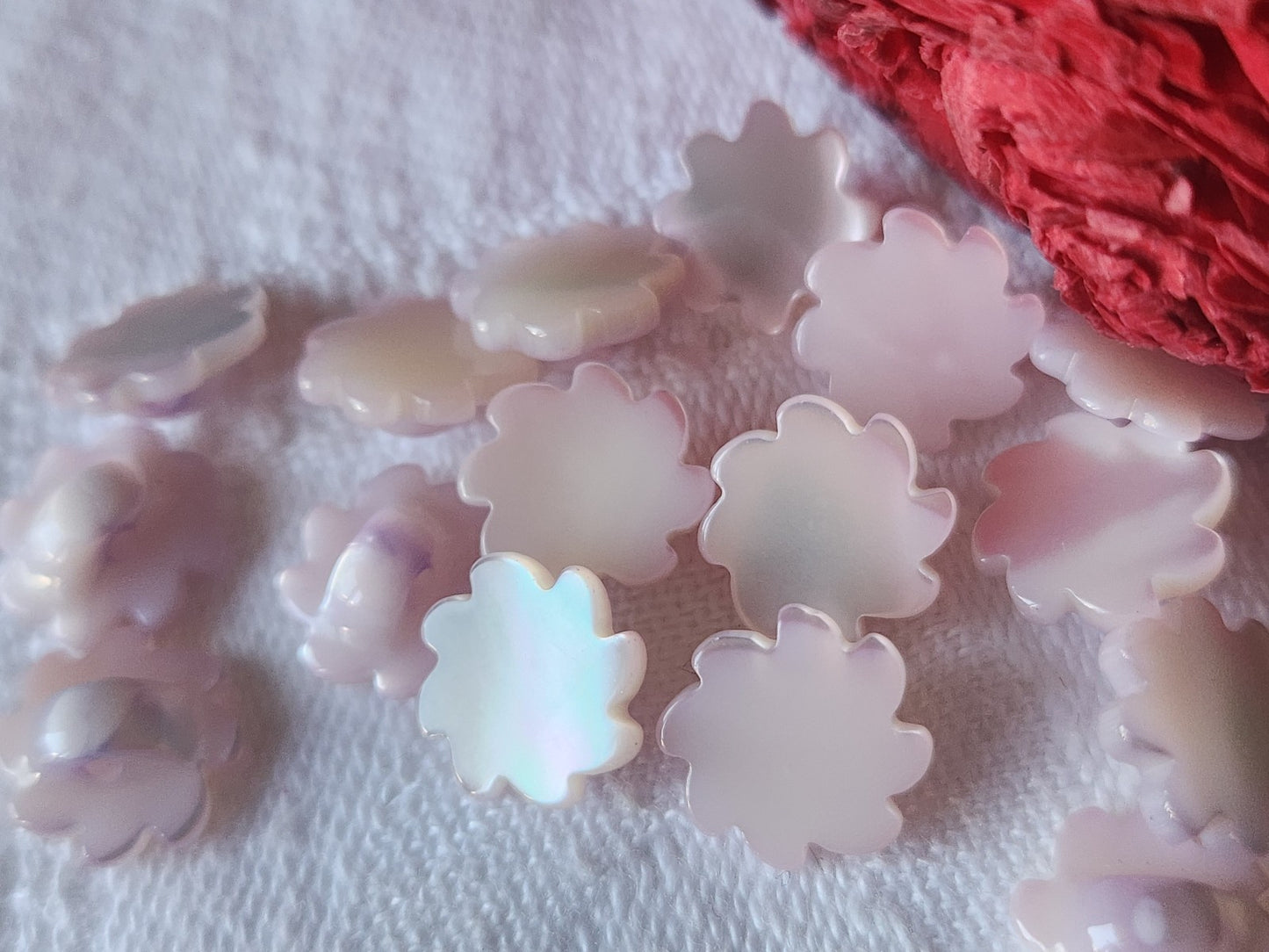 Lot 5 boutons anciens en nacre travaillé rose/violet 1 cm pied ref 5483