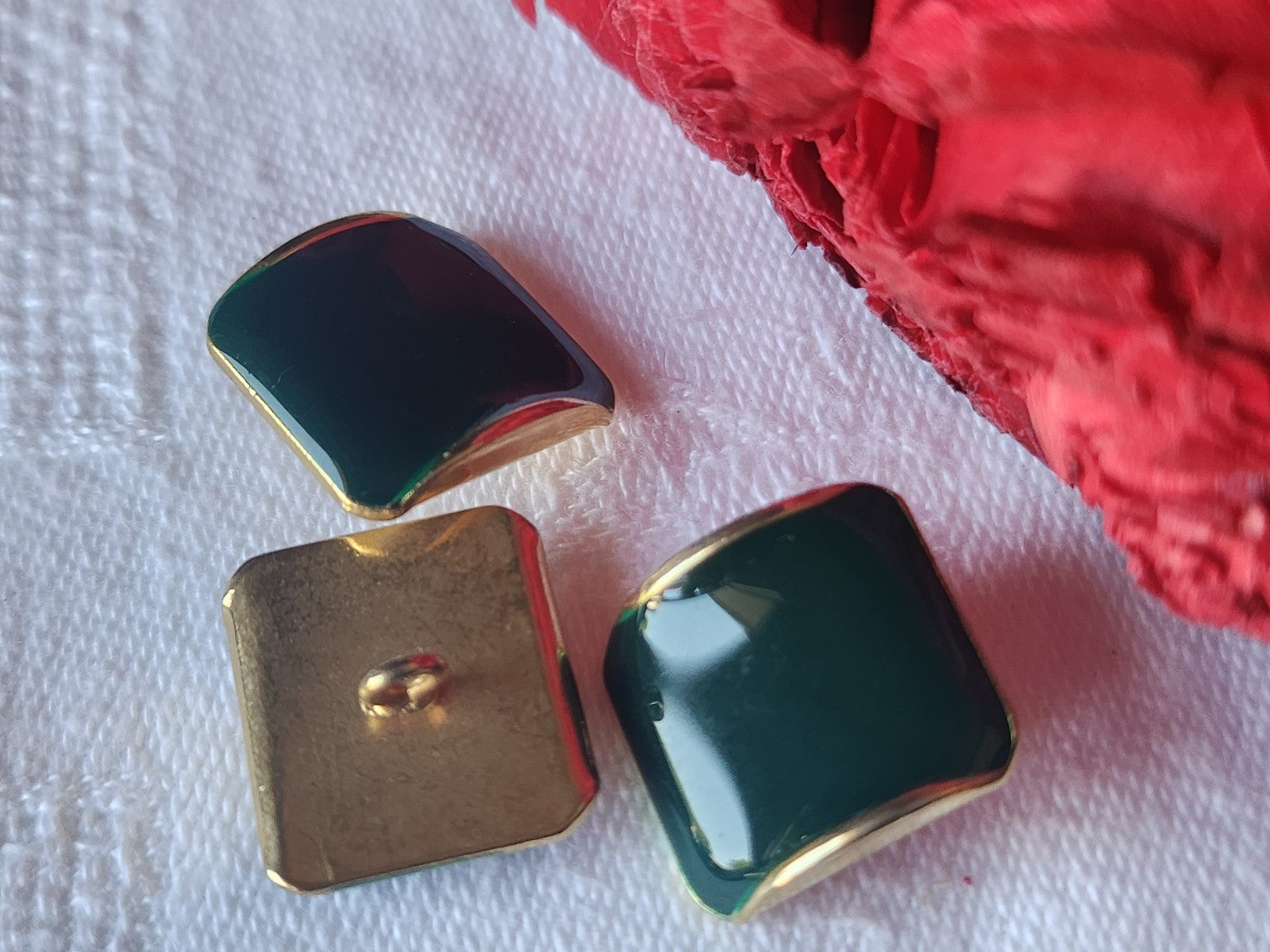Trio boutons vintage en métal doré vert pied 1,5 sur 1,6 cm D11E