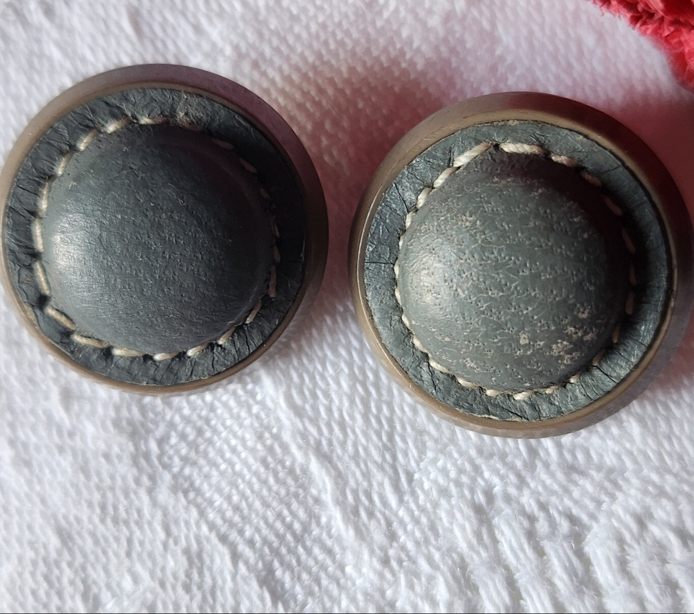 Duo boutons anciens coeur en cuir gris 2 cm  G8J