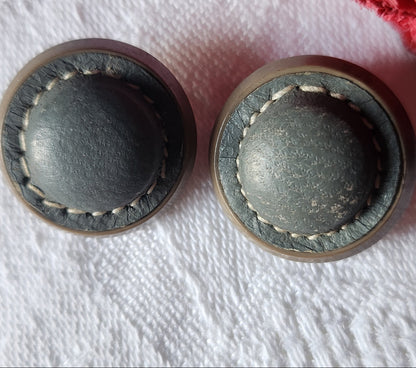 Duo boutons anciens coeur en cuir gris 2 cm  G8J