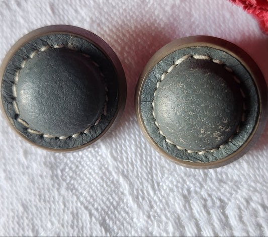 Duo boutons anciens coeur en cuir gris 2 cm  G8J