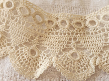 Encolure dentelle ancienne en un  seul tenant pourtour jupon poupée T2-4